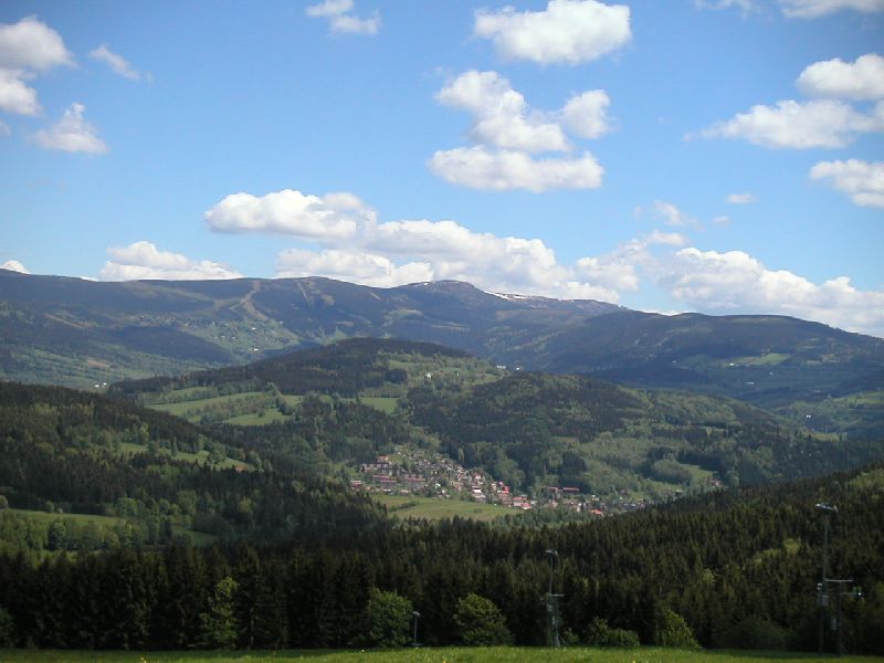 Kotel a Lysá hora od horní stanice Vysockého vleku, 29.května 2004