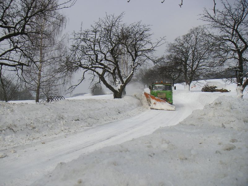 Úklid sněhu ve Sklenařicích na silnici od Rejdic, 12.března 2006