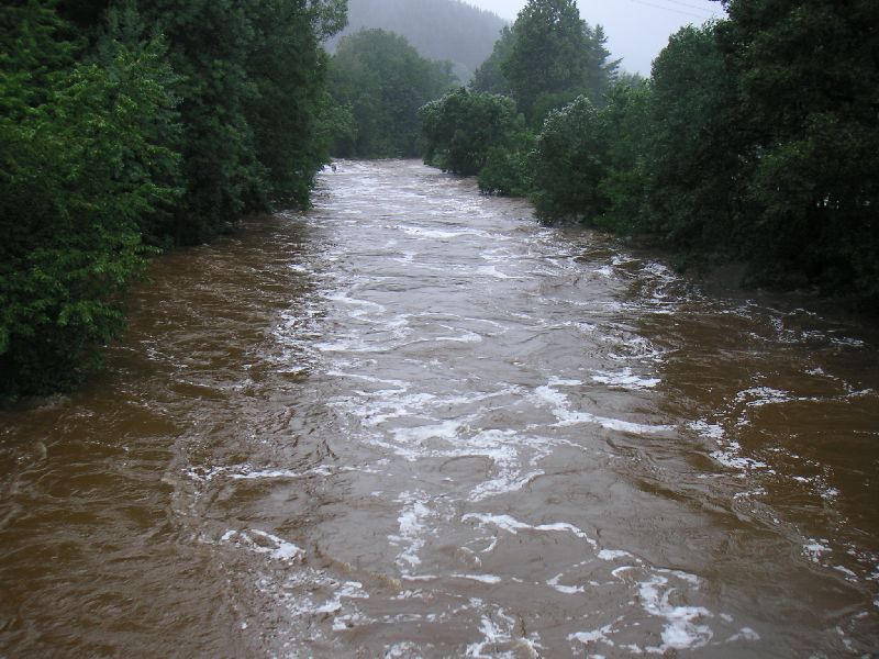 Rozvodněná Jizera v Jablonečku, 7.srpna 2006