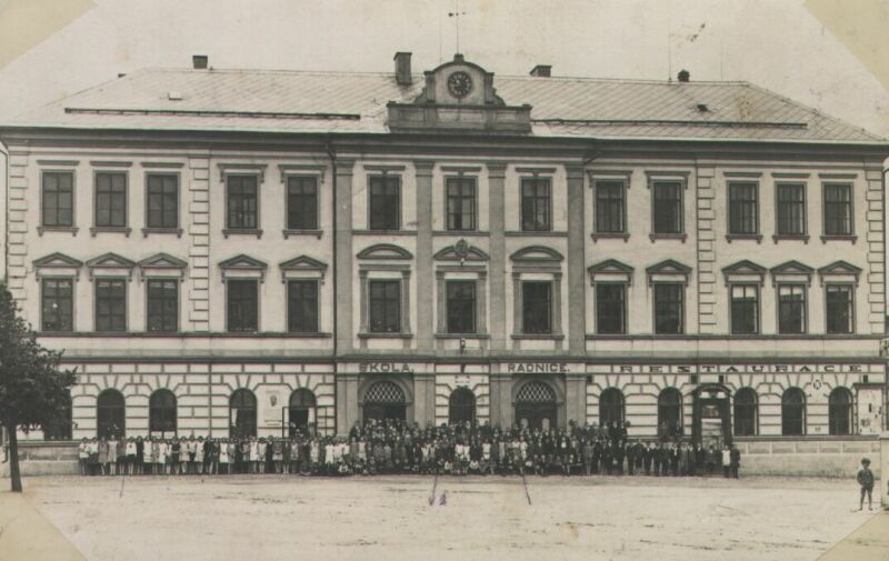 Budova školy, radnice a hospody ve Vysokém nad Jizerou, rok 1929